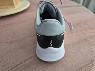 Zapatillas golf Nike grises y rosas