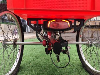 Triciclo Eléctrico Rojo con Cestas