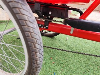 Triciclo Eléctrico Rojo con Cestas