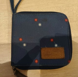Cartera Eakspak Negra y Azul