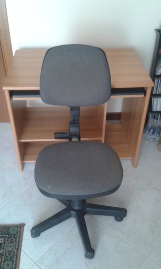 Postazione computer: scrivania per pc + sedia