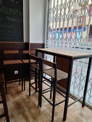 Mesas y sillas altas para bar