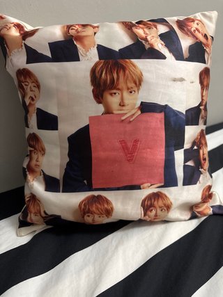 Cojín V de BTS (Taehyung)