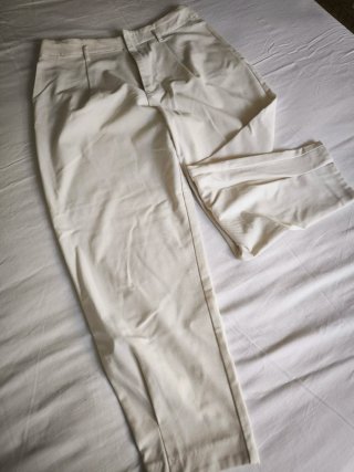 Pantalón Zara Talla L color crudo.