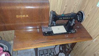Máquina de coser Sigma antigua con mueble y pedal