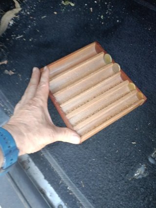 Clasificador de monedas de madera.