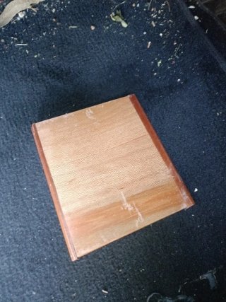 Clasificador de monedas de madera.