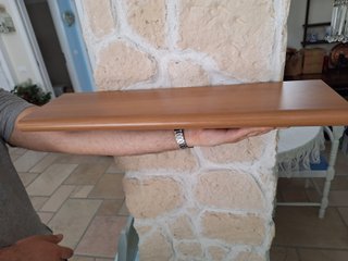 Mensola in legno con staffe nere