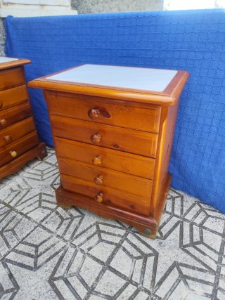 Mesitas de noche de madera maciza y mármol