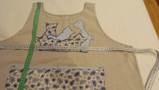 Delantal infantil beige con dibujo de gatos