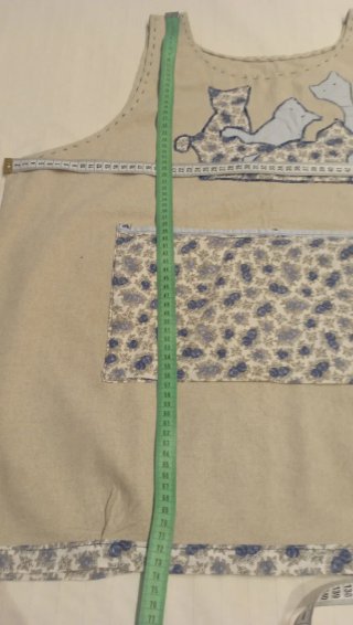 Delantal infantil beige con dibujo de gatos