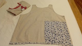 Delantal infantil beige con dibujo de gatos