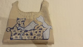 Delantal infantil beige con dibujo de gatos