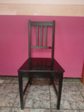Silla de madera negra