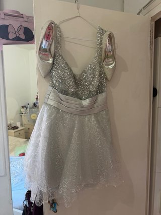 Vestido de fiesta plateado con pedrería