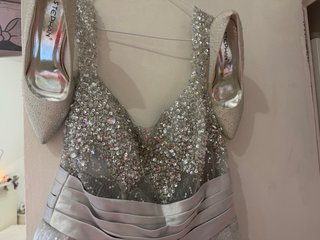 Vestido de fiesta plateado con pedrería