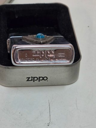 Accendino Zippo con design a freccia