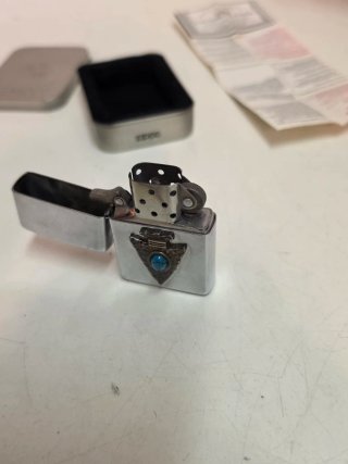 Accendino Zippo con design a freccia
