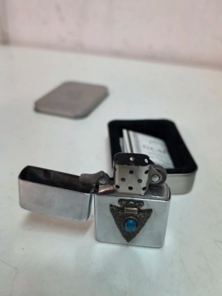 Accendino Zippo con design a freccia