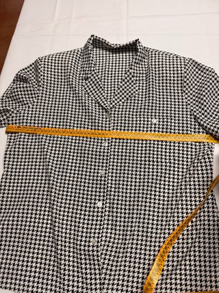 Blusa camisera estampado pata de gallo blanco y ne