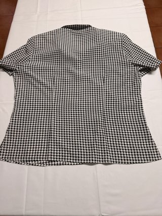 Blusa camisera estampado pata de gallo blanco y ne