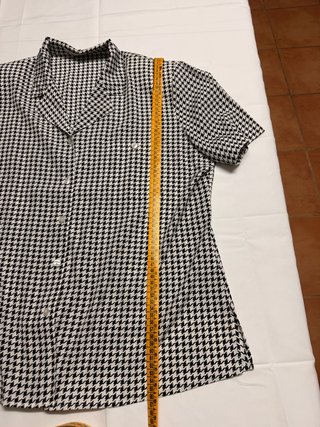 Blusa camisera estampado pata de gallo blanco y ne