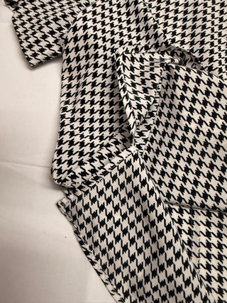 Blusa camisera estampado pata de gallo blanco y ne
