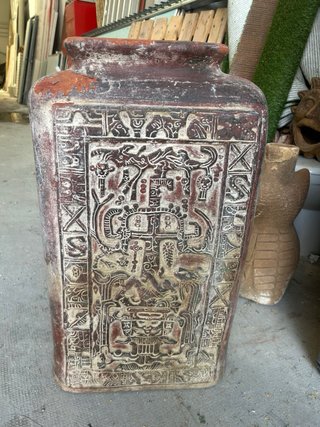 Jarrón antiguo con relieves