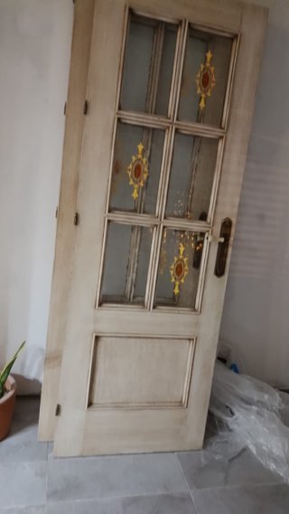 Puerta de madera con cristal decorado