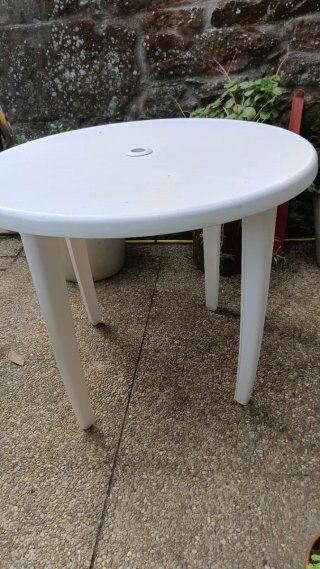 Tavolo rotondo in plastica bianco