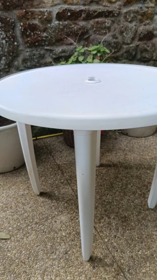Tavolo rotondo in plastica bianco