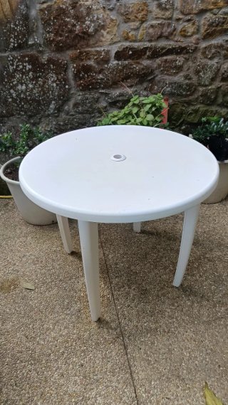 Tavolo rotondo in plastica bianco