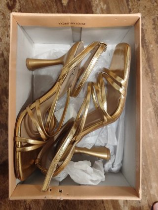 Zapatos de tacón dorados