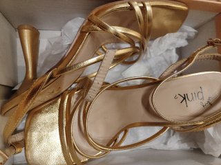 Zapatos de tacón dorados