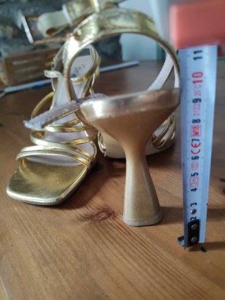 Zapatos de tacón dorados
