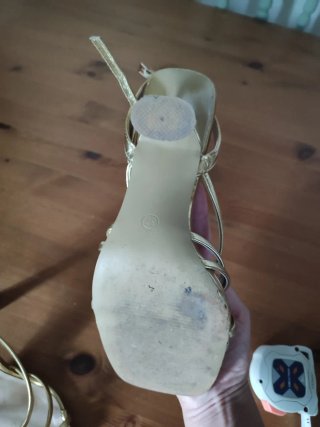 Zapatos de tacón dorados