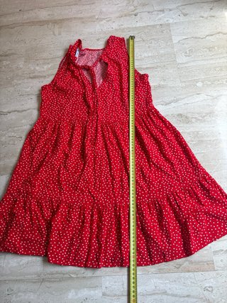 Vestido rojo con lunares blancos