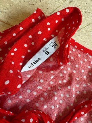 Vestido rojo con lunares blancos