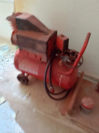 Compresor de aire rojo