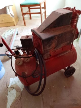 Compresor de aire rojo