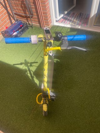 Patinete eléctrico amarillo con candado