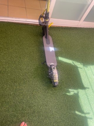 Patinete eléctrico amarillo con candado