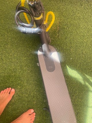 Patinete eléctrico amarillo con candado
