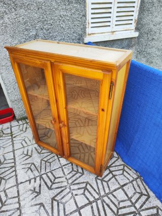 Mueble expositor vitrina de madera y cristal