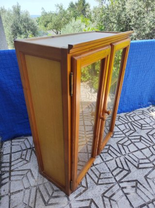 Mueble expositor vitrina de madera y cristal