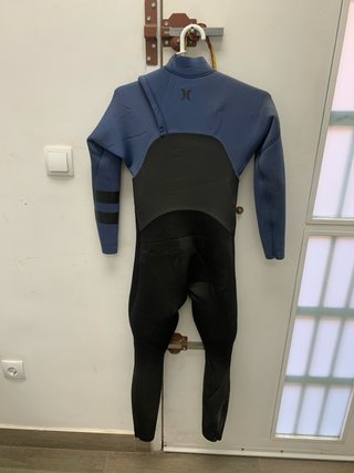 Traje de neopreno Hurley azul y negro de niño.