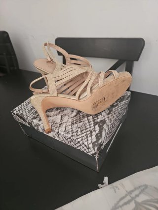 Zapatos de fiesta dorados