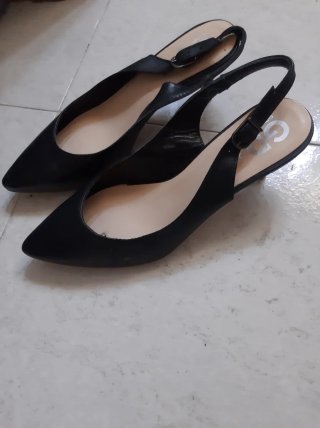 Zapatos negros de tacón bajo