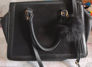 Bolso negro con pompón