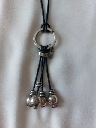 Colgante cuero y baño de plata
